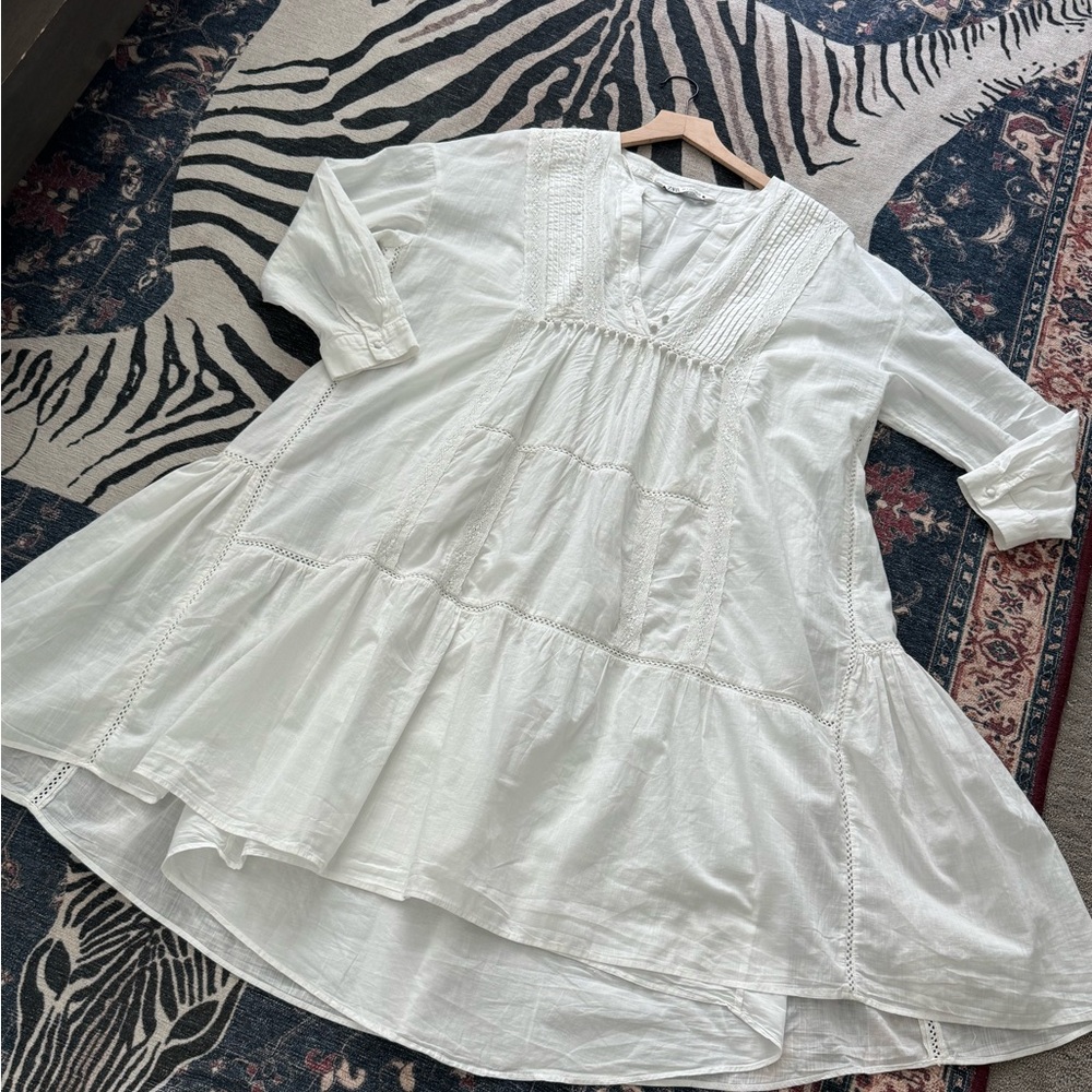 Cotton dress with laced details.